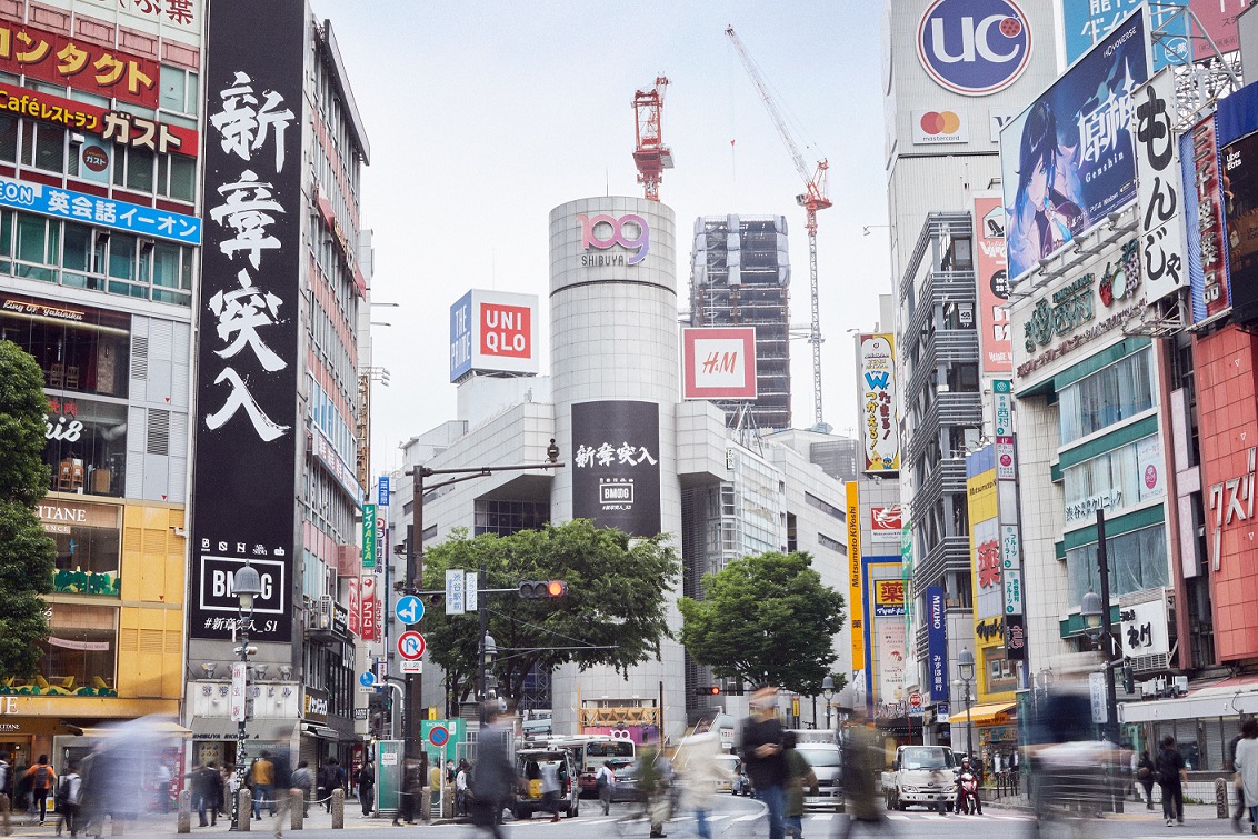東京・渋谷に掲出されているBMSGのポスター。
