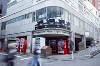 東京・渋谷に掲出されているBMSGのポスター。