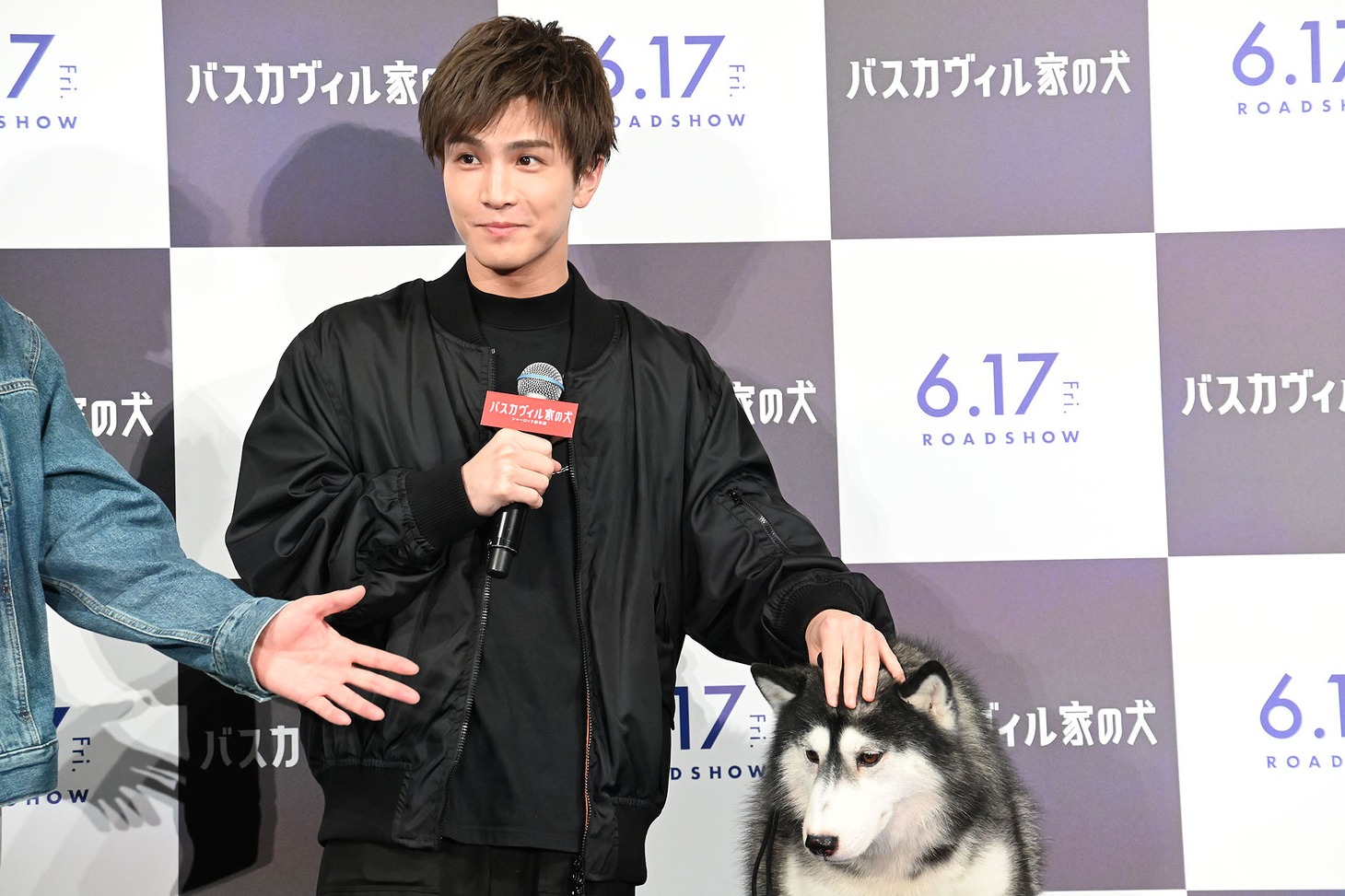 左から岩田剛典、ナイト。