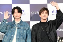 左からディーン・フジオカ、岩田剛典。