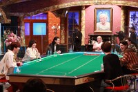 左から時計回りに河野純喜、貫地谷しほり、粗品、松本人志、せいや、木村昴、河井ゆずる。(c)フジテレビ