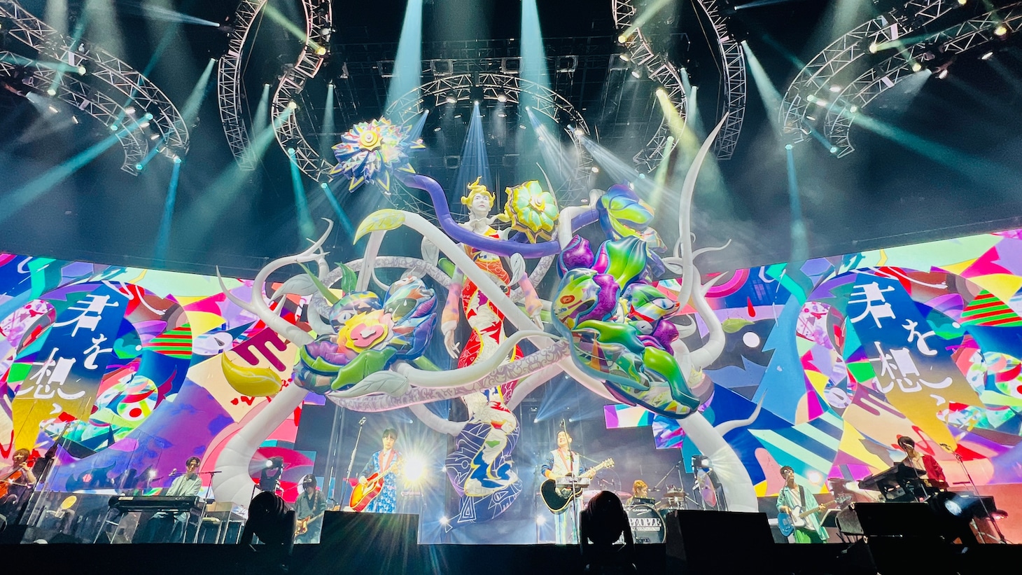 新曲「君を想う」を披露するゆず。(c)SENHA