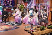 秋元康と乃木坂46。(c)日本テレビ