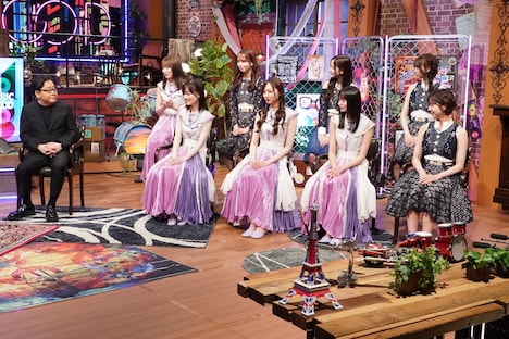 秋元康と乃木坂46。(c)日本テレビ