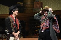 長妻怜央にツッコミを入れる萩谷慧悟。