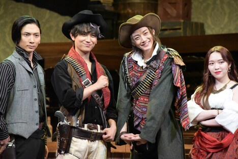 左から校條拳太朗、萩谷慧悟、長妻怜央、渡辺みり愛。