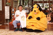 左から明石家さんま、まんまちゃん。(c)カンテレ