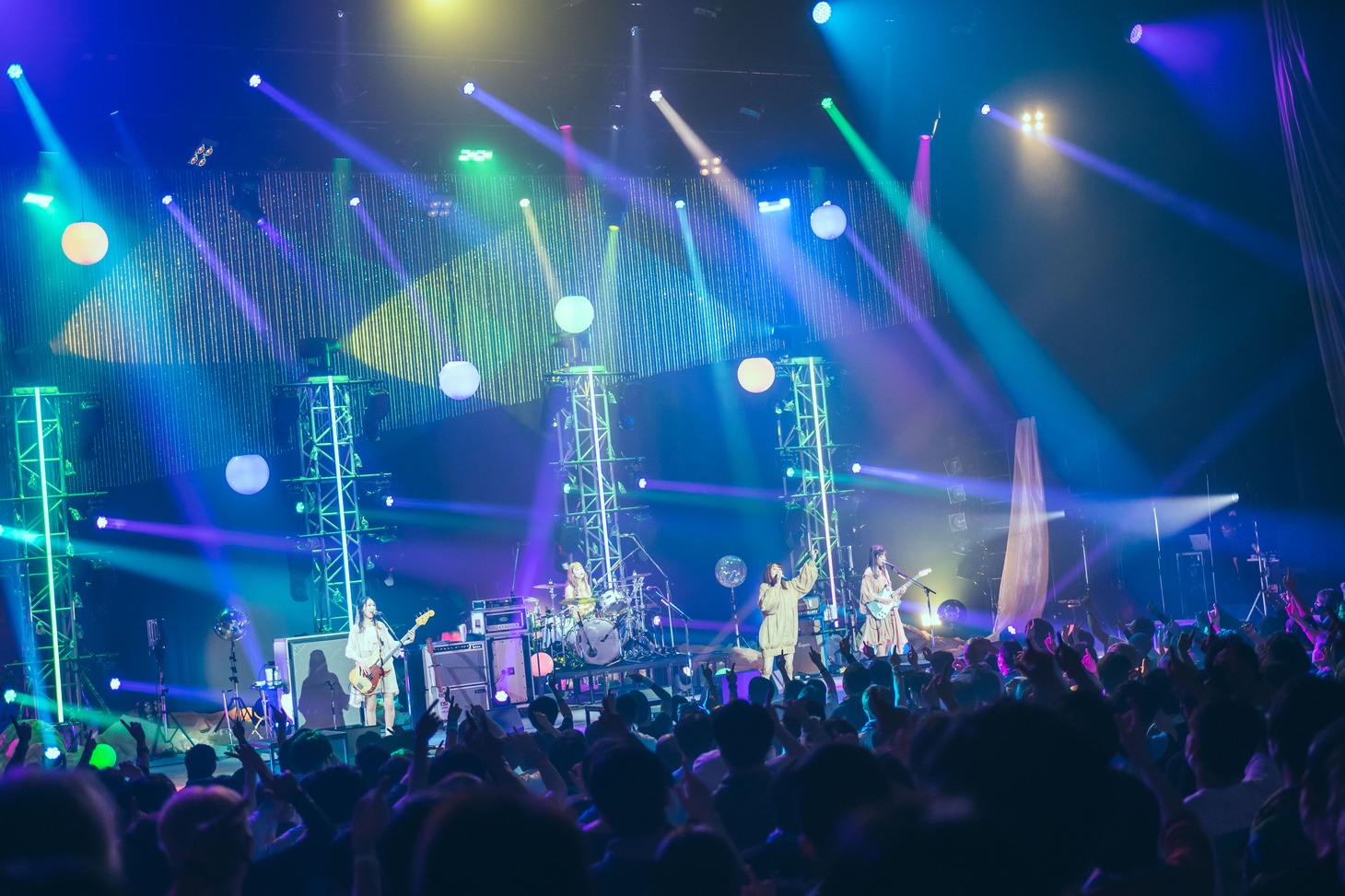 SCANDAL「SCANDAL WORLD TOUR 2022 "MIRROR"」中野サンプラザホール公演の様子。（撮影：ヤオタケシ）