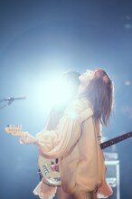 HARUNA（Vo, G）（撮影：ヤオタケシ）