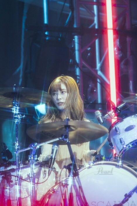 RINA（Dr, Vo）（撮影：ヤオタケシ）