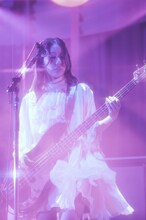 TOMOMI（B, Vo）（撮影：ヤオタケシ）