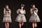 左から=LOVEの大谷映美里、齊藤なぎさ、佐々木舞香。