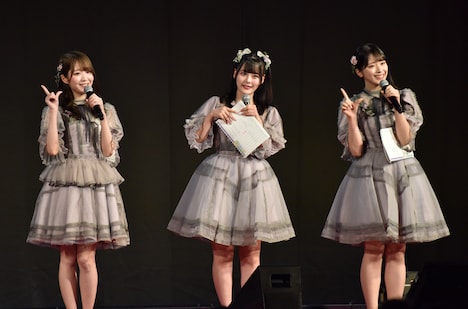 左から=LOVEの大谷映美里、齊藤なぎさ、佐々木舞香。