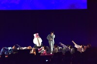 「Dreaming Night」をパフォーマンスするシナモロールとJO1。 (c)LAPONE ENTERTAINMENT　