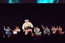 「Dreaming Night」をパフォーマンスするシナモロールとJO1。 (c)LAPONE ENTERTAINMENT　