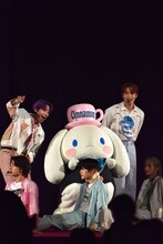 「Dreaming Night」をパフォーマンスするシナモロールとJO1。 (c)LAPONE ENTERTAINMENT　