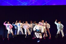 「Dreaming Night」をパフォーマンスするシナモロールとJO1。 (c)LAPONE ENTERTAINMENT　