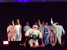 「Dreaming Night」をパフォーマンスするシナモロールとJO1。 (c)LAPONE ENTERTAINMENT　