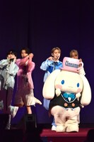 「Dreaming Night」をパフォーマンスするシナモロールとJO1。 (c)LAPONE ENTERTAINMENT　