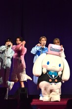 「Dreaming Night」をパフォーマンスするシナモロールとJO1。 (c)LAPONE ENTERTAINMENT　