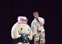 シナモロールと鶴房汐恩。 (c)LAPONE ENTERTAINMENT　