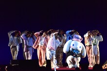 「Dreaming Night」をパフォーマンスするシナモロールとJO1。 (c)LAPONE ENTERTAINMENT　