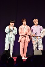 左から木全翔也、河野純喜、鶴房汐恩。 (c)LAPONE ENTERTAINMENT　