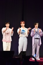 左から豆原一成、與那城奨、川西拓実。 (c)LAPONE ENTERTAINMENT　