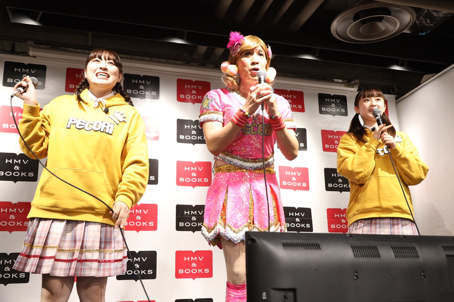 左から丸山礼、ゴリエ、桜井美里。