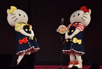 「SANRIO MANZAI STAGE」より、ハローキティ＆ハローミミィの漫才。