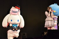 推しのシナモロールのかわいさに顔を隠す大谷映美里。