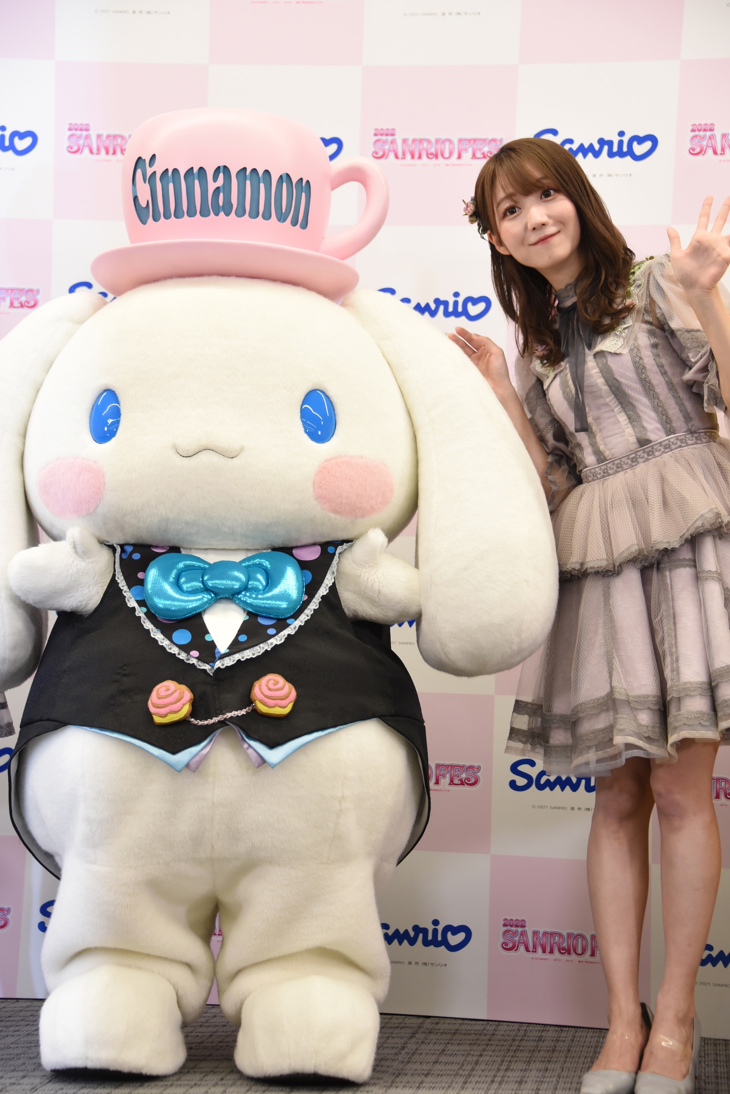 シナモロールと大谷映美里（＝LOVE）。