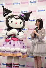 クロミと、クロミを見つめる齊藤なぎさ（＝LOVE）。