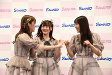 はしゃぐ大谷映美里、齊藤なぎさ、佐々木舞香。