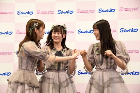 はしゃぐ大谷映美里、齊藤なぎさ、佐々木舞香。