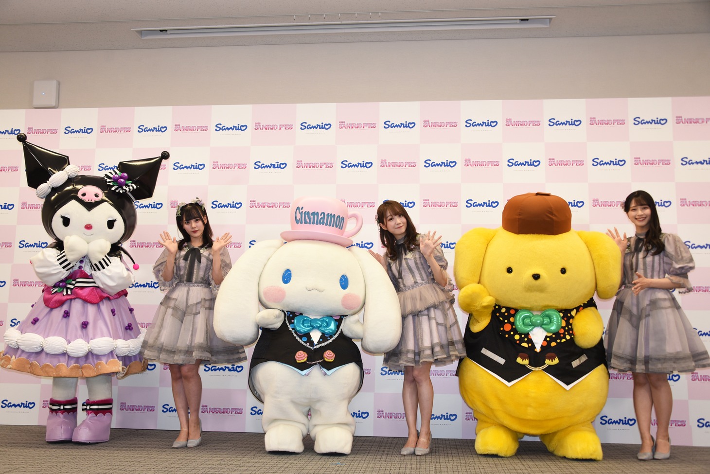 左からクロミ、齊藤なぎさ、シナモロール、大谷映美里、ポムポムプリン、佐々木舞香。