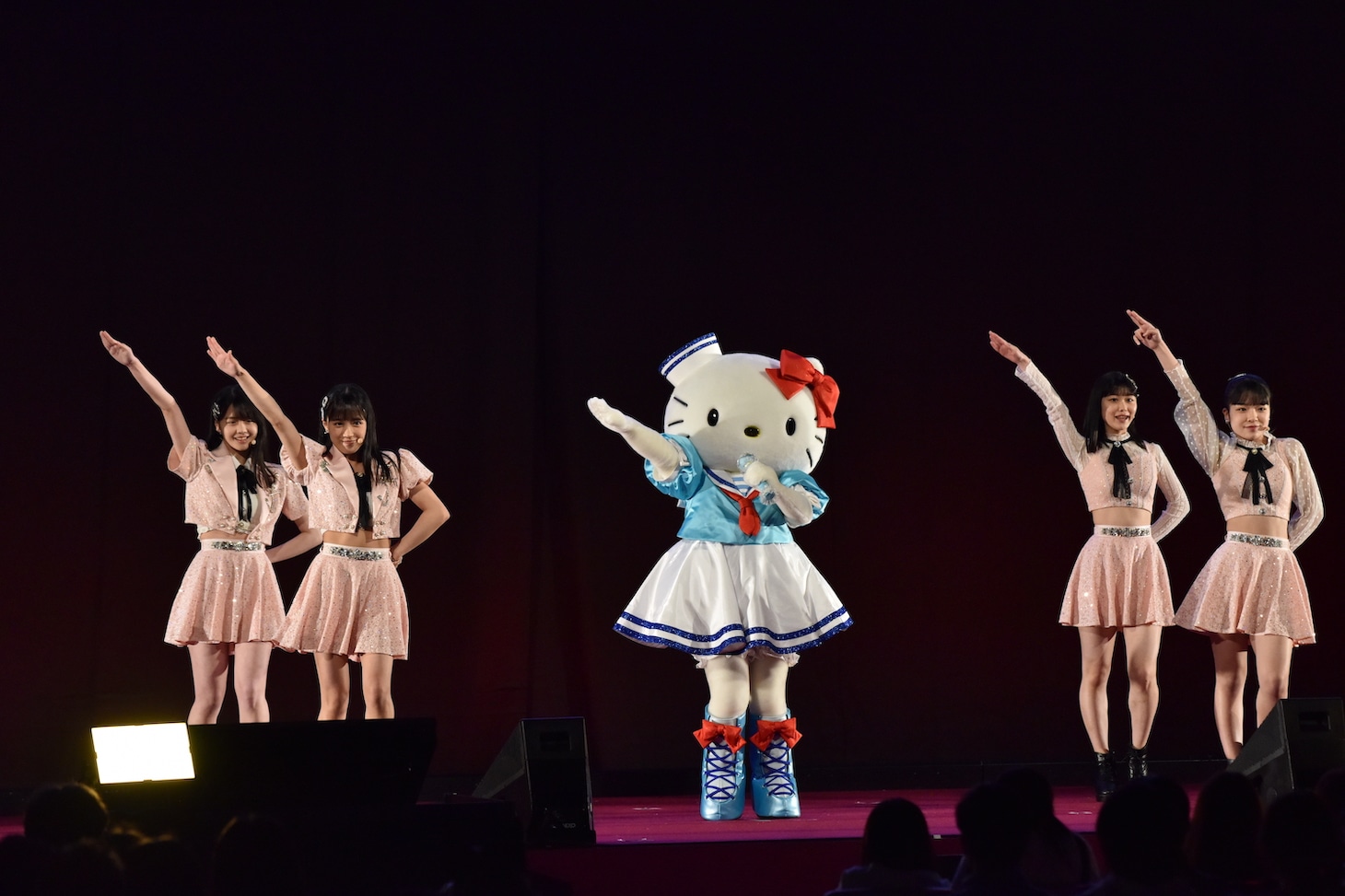 「ザ☆ピ～ス！」を披露するつばきファクトリーの4人とハローキティ。