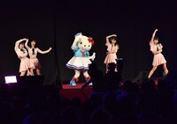 つばきファクトリーの4人とハローキティ。