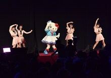 つばきファクトリーの4人とハローキティ。