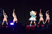 つばきファクトリーの4人とハローキティ。