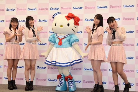 左から河西結心、八木栞、ハローキティ、福田真琳、豫風瑠乃。