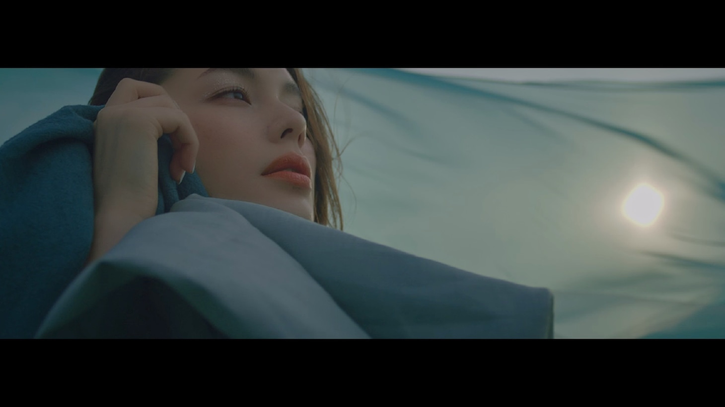 安田レイ「each day each night」ミュージックビデオより。