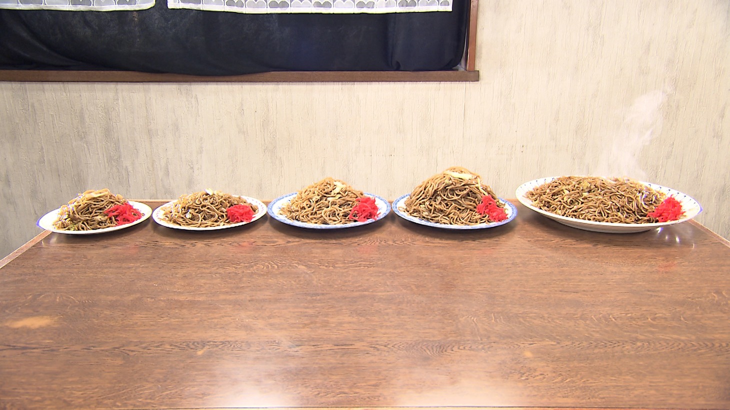 日本テレビ系「ヒューマングルメンタリー オモウマい店 」に登場するブザー焼きそば。 (c)中京テレビ