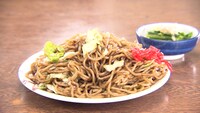 日本テレビ系「ヒューマングルメンタリー オモウマい店 」に登場するブザー焼きそば。 (c)中京テレビ