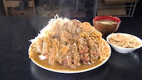 日本テレビ系「ヒューマングルメンタリー オモウマい店 」に登場するチキンカツカレー。 (c)中京テレビ