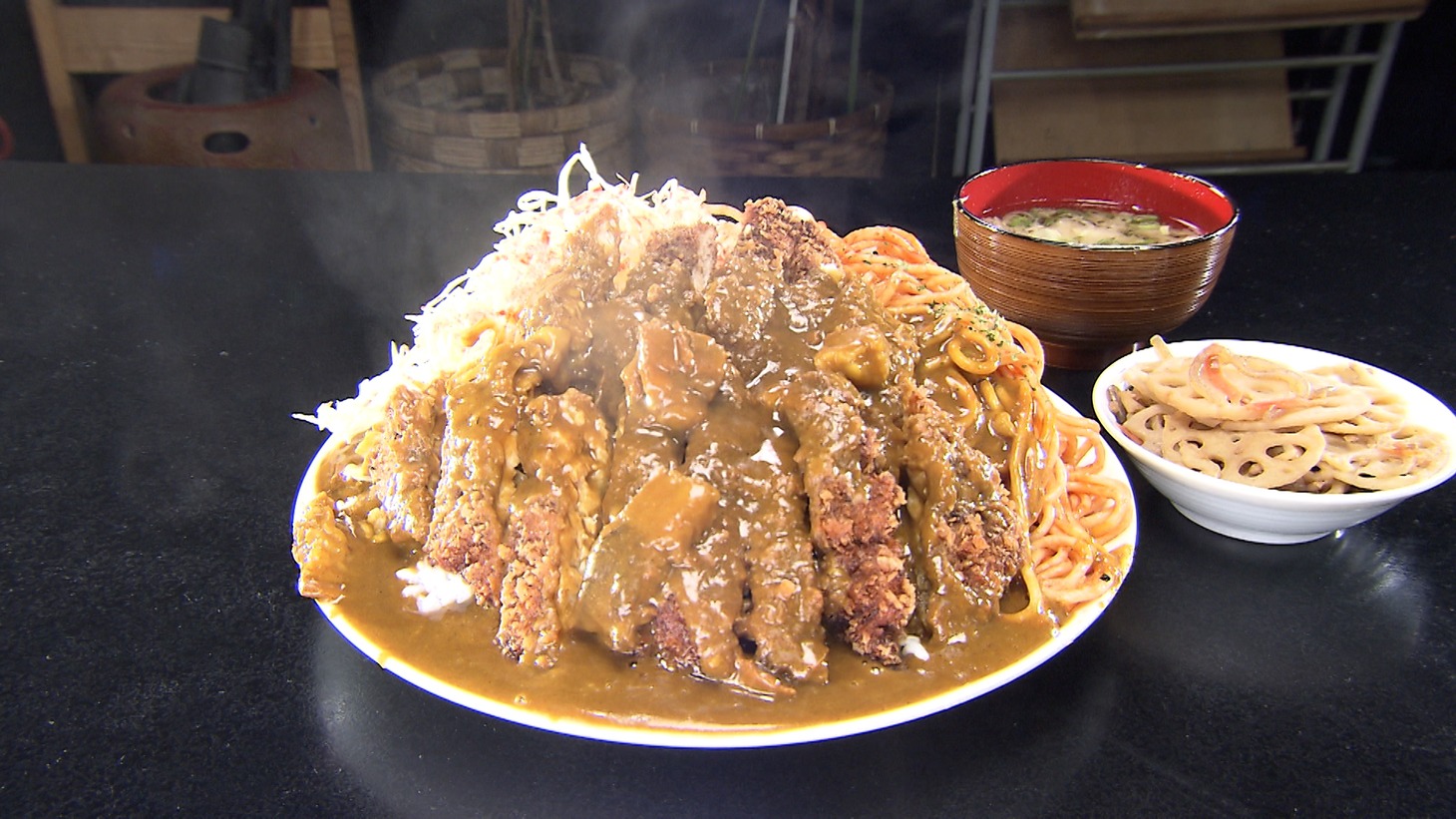 日本テレビ系「ヒューマングルメンタリー オモウマい店 」に登場するチキンカツカレー。 (c)中京テレビ