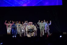 「Dreaming Night」をパフォーマンスするシナモロールとJO1。 (c)LAPONE ENTERTAINMENT　