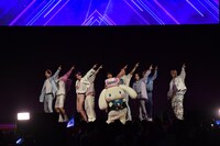 「Dreaming Night」をパフォーマンスするシナモロールとJO1。 (c)LAPONE ENTERTAINMENT　