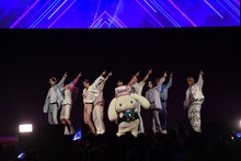 「Dreaming Night」をパフォーマンスするシナモロールとJO1。 (c)LAPONE ENTERTAINMENT　