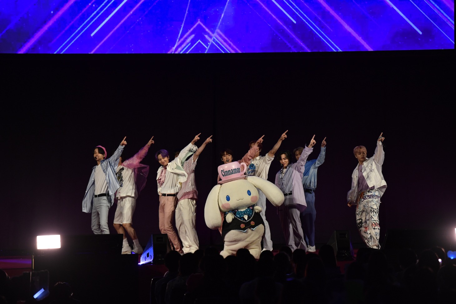 「Dreaming Night」をパフォーマンスするシナモロールとJO1。 (c)LAPONE ENTERTAINMENT　